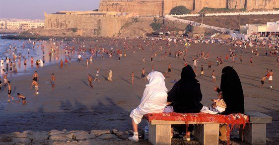 Ženy v burkách na pláži v hlavním marockém městě Rabatu.