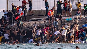 Tisíce migrantů se pokusily dostat z Maroka do Ceuty (30. 7. 2026).