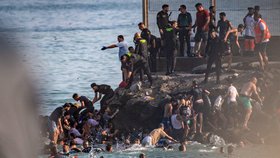 Tisíce migrantů se pokusily dostat z Maroka do Ceuty (30. 7. 2026).