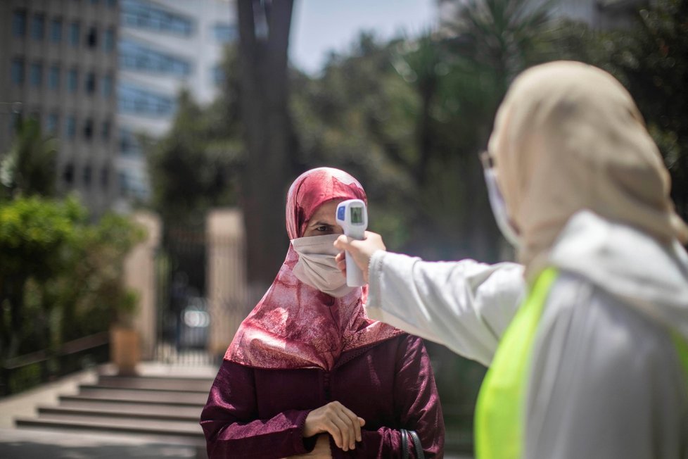 V Maroku jsou lidé povinní nosit roušky. (15. 7. 2020)