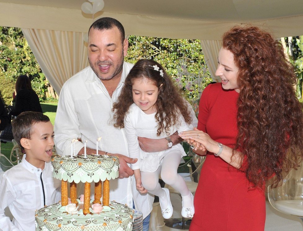 Marocká princezna Salma s manželem, králem Mohammedem IV. a dětmi.
