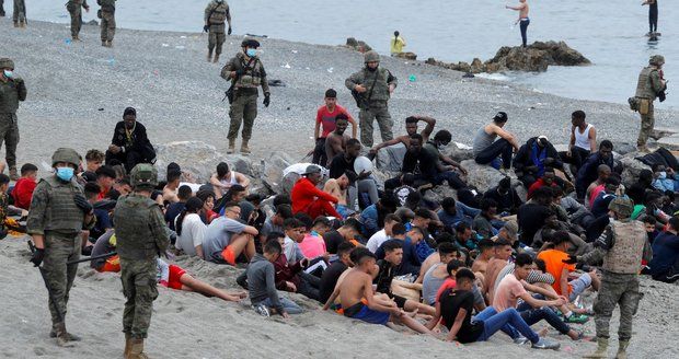 Do španělské enklávy míří tisíce migrantů. Úřady nasadily armádu