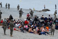 Do španělské enklávy míří tisíce migrantů. Úřady nasadily armádu