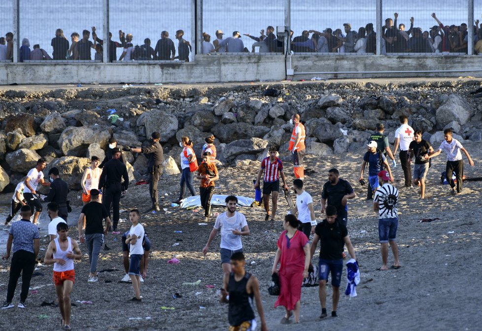 Migranti z Maroka houfně míří ke španělským břehům.