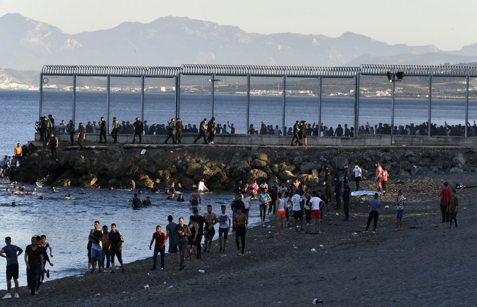 Migranti z Maroka houfně míří ke španělským břehům.