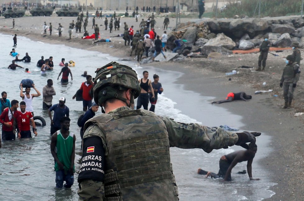 Na španělské pobřeží míří tisíce migrantů z Maroka.