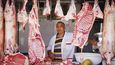 Pouliční řeznictví, kde si zákazník vybere kus masa, je součástí místních restaurací