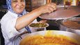 V pouličním občerstvení v Marakéši mě kuchařka nechává nahlédnout do hrnce  s pálivými fazolemi