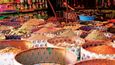 Trhy jsou v marockých městech plné vůní koření a chutí oliv a dalších specialit.