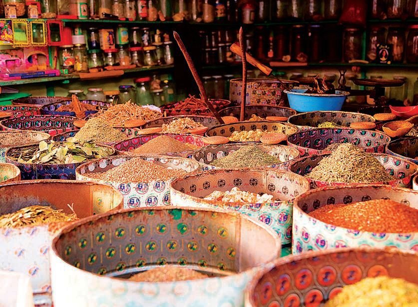 Trhy jsou v marockých městech plné vůní koření a chutí oliv a dalších specialit.