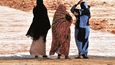 Ženy na Sahaře nosí lehké barevné oblečení připomínající sárí.