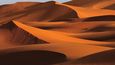 Duny u Merzúgy – v létě se písek rozpálí na padesát i více stupňů.