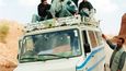 Na sever od Tíngíru se jezdí i na střechách minibusů