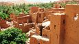 Hliněná architektura vesniček v okolí Tíngíru připomíná mnohem slavnější stavby v arabském Jemenu. Jejich exotičnost podtrhuje svěží zeleň palmových oáz.