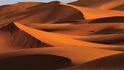 Duny u Merzúgy – v létě se písek rozpálí na padesát i více stupňů.