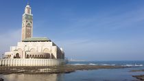 Velká mešita Hasana II. je nejvýznamnější stavbou a dominantou marockého města Casablanca