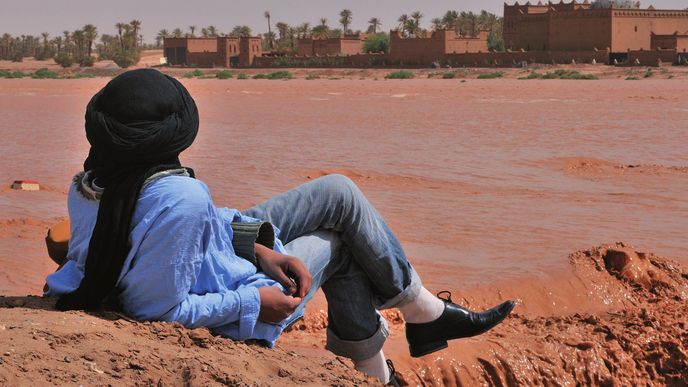 Muž pozoruje řeku. Na velkou vojenskou posádku za ní si již dávno zvykl – alžírské hranice jsou totiž nedaleko.