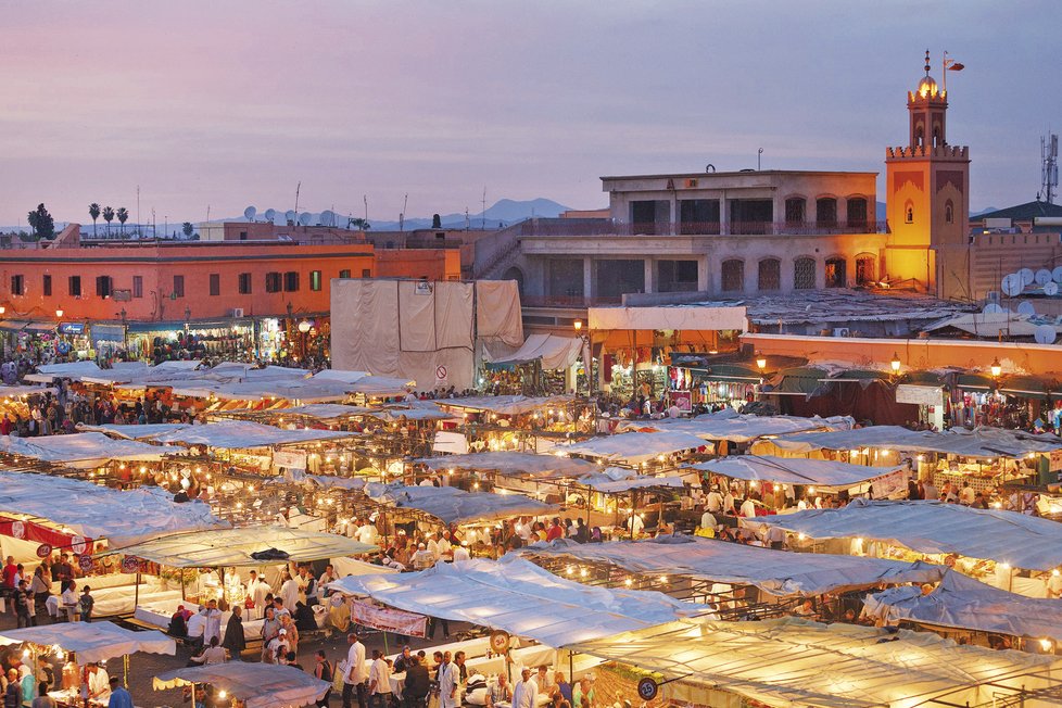 Djemaa El Fna je pravděpodobně vůbec nejslavnější náměstí Afriky s velkým množstvím stánků, jídla, akrobatů či hudebníků.