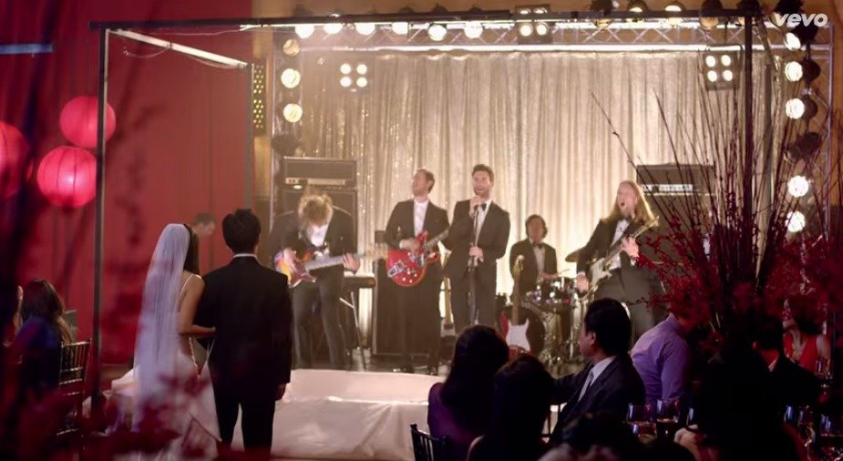 Adam Levine se svou skupinou Maroon 5 na svatbě jednoho z párů v LA.