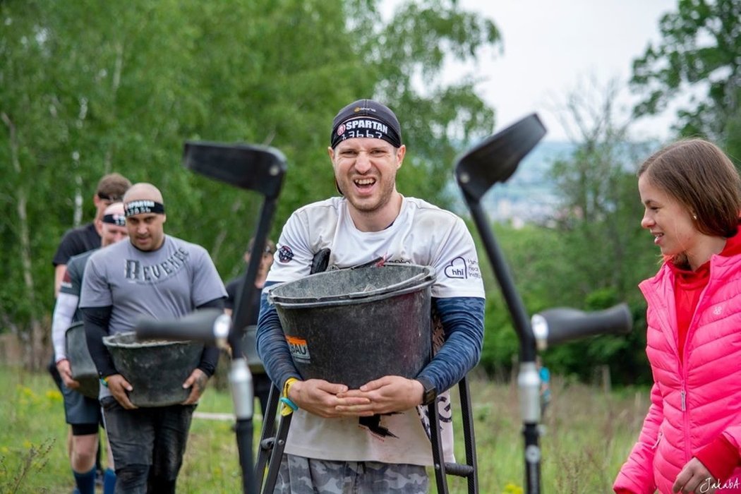 Maroš Kudlík přišel ve 14 letech o nohu. I přes své postižení pravidelně sportuje a dokonce se účastní překážkových závodů.