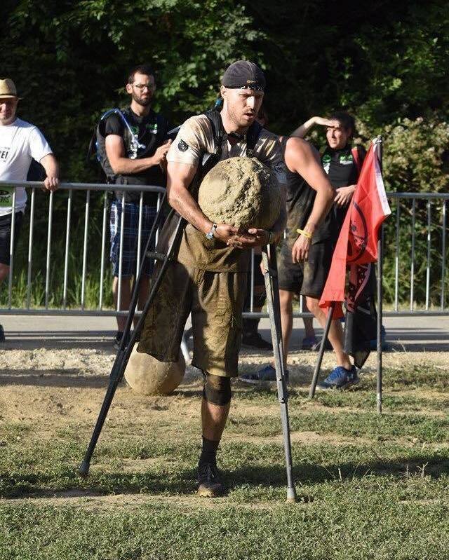 Maroš Kudlík přišel ve 14 letech o nohu. I přes své postižení pravidelně sportuje a dokonce se účastní překážkových závodů.