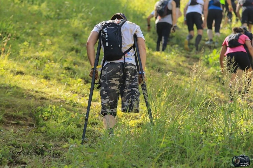 Maroš Kudlík přišel ve 14 letech o nohu. I přes své postižení pravidelně sportuje a dokonce se účastní překážkových závodů.