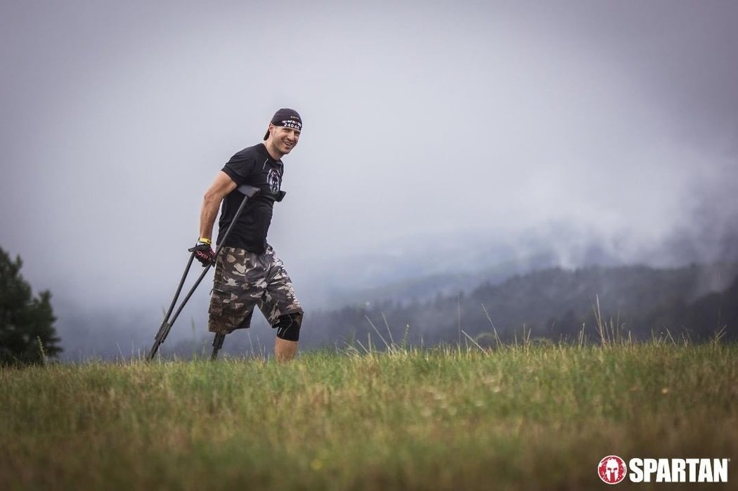 Maroš Kudlík přišel ve 14 letech o nohu. I přes své postižení pravidelně sportuje a dokonce se účastní překážkových závodů.