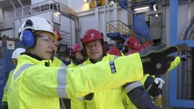 Slovenský eurokomisař Maroš Šefčovič na těžební plošině v Norsku