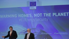 Slovenský eurokomisař Maroš Šefčovič v Bruselu během představení záměrů energetické unie. Společně se španělským kolegou Canetem