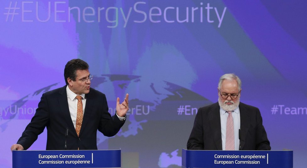 Slovenský eurokomisař Maroš Šefčovič v Bruselu během představení záměrů energetické unie. Společně se španělským kolegou Canetem