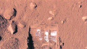 Vědci se domnívají, že bílý objekt na Marsu je led