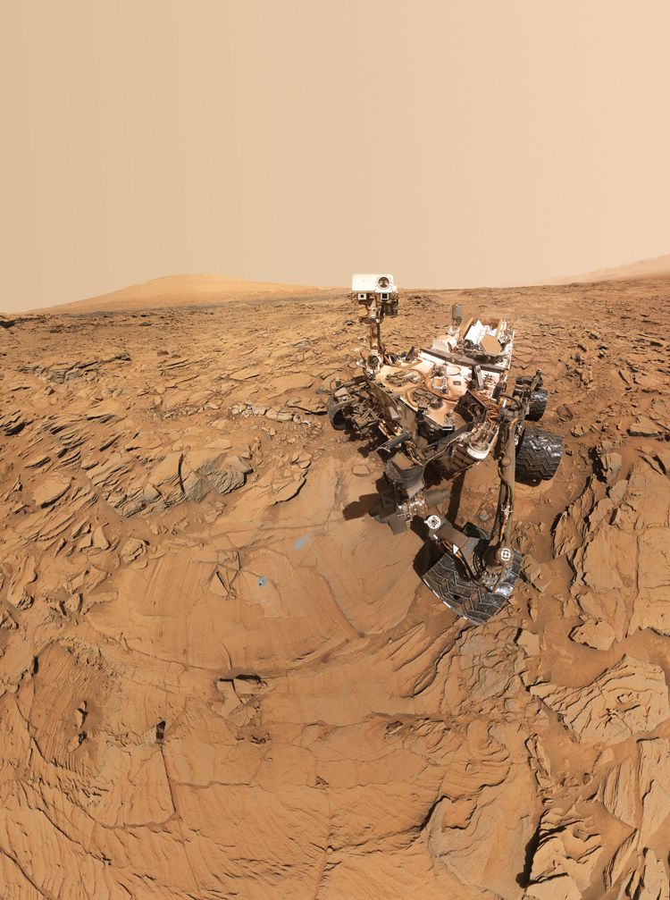 kutečné selfie od Curiosity na Marsu vzniklo složením mnoha snímku z kamery na mechanickém rameni