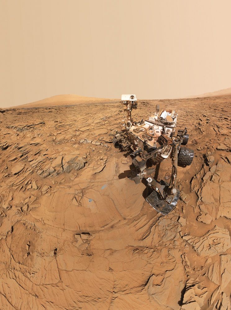 Skutečné selfie od Curiosity na Marsu vzniklo složením mnoha snímku z kamery na mechanickém rameni