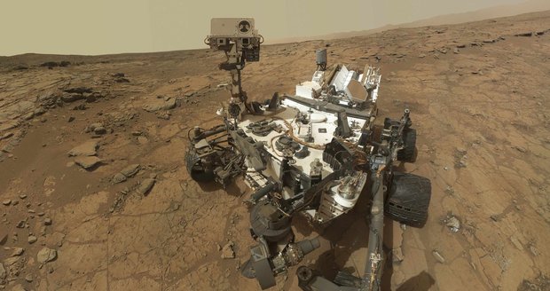 Vozítko Curiosity našlo na Marsu stopy po jezeru.