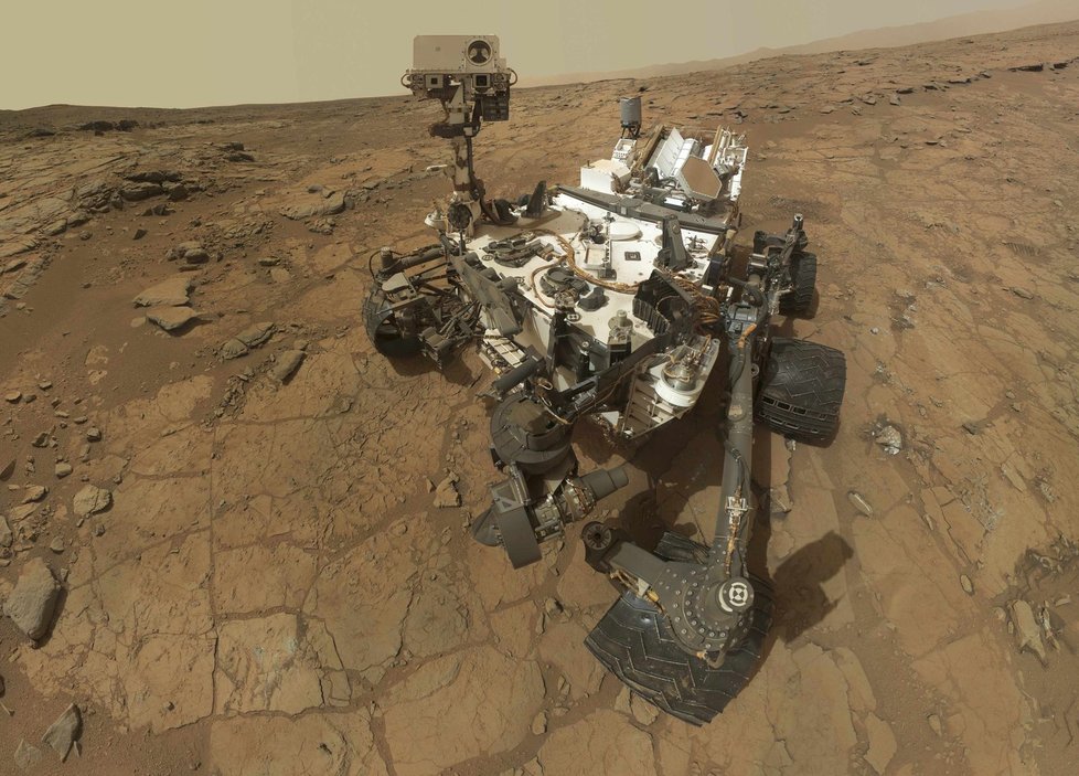 Vozítko Curiosity našlo na Marsu stopy po jezeru.