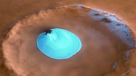 Severní polární čepička Marus je v oblasti Vastilas Borealls, v kráteru o průměru 35 km a hloubce dva kilometry. Měl by se zde vyskytovat vodní led.