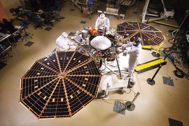 Sonda InSight během testů