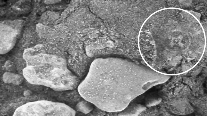 NASA nalezla na Marsu obrázek keltského kříže