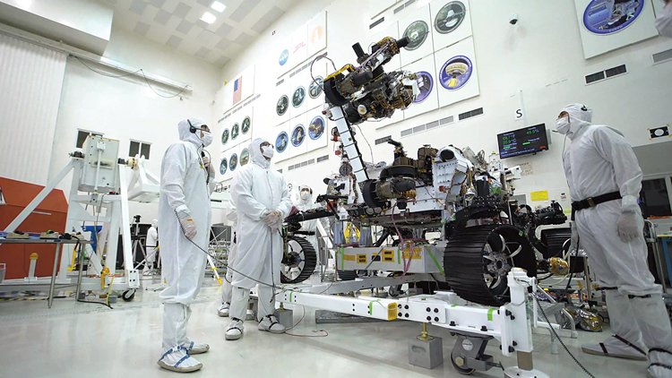 Mise Mars 2020: Příprava roveru Perseverance v laboratoři NASA