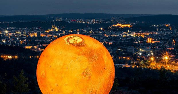 Obří model Marsu nafoukli vědci poprvé v lomu Hády nad Brnem. V létě se stane atrakcí na Kraví hoře.