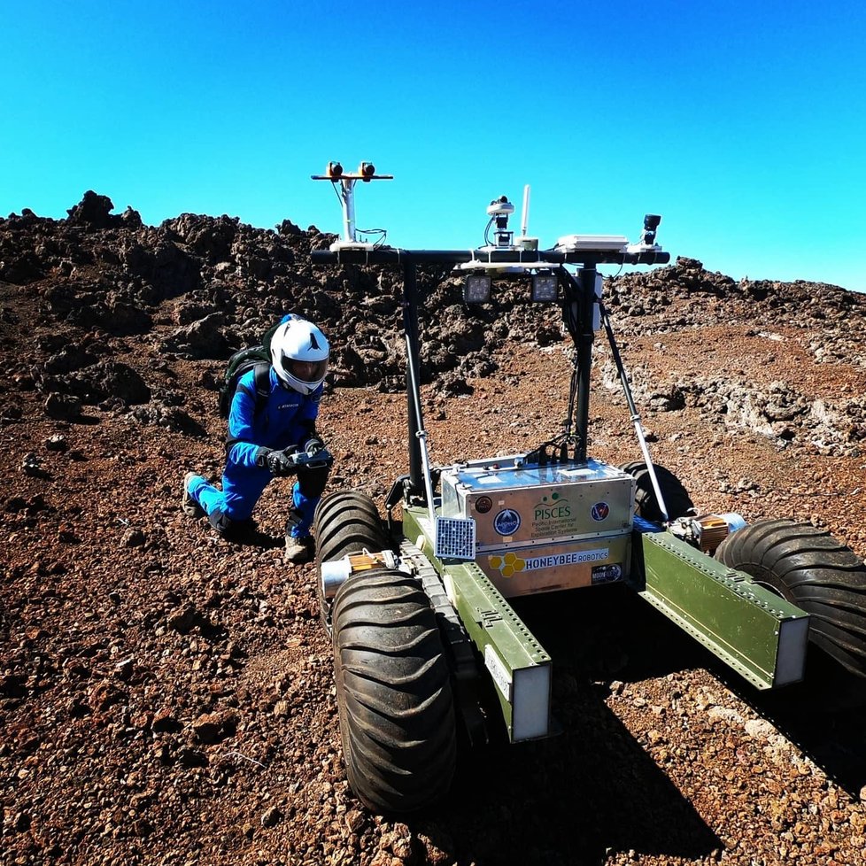 Na simulovaných misích se zkoušejí i různé rovery, drony a další technické vychytávky.
