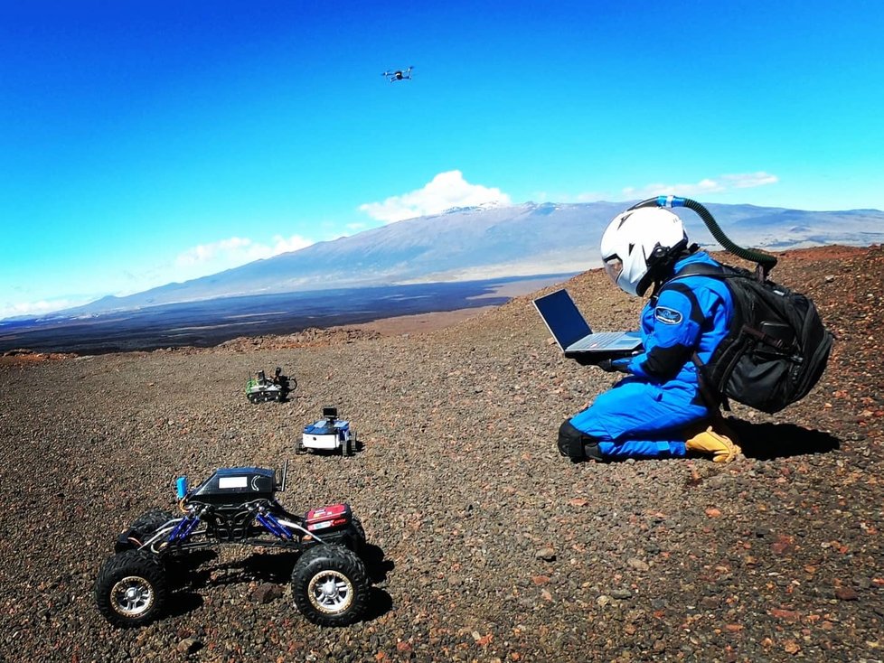 Na simulovaných misích se zkoušejí i různé rovery, drony a další technické vychytávky.