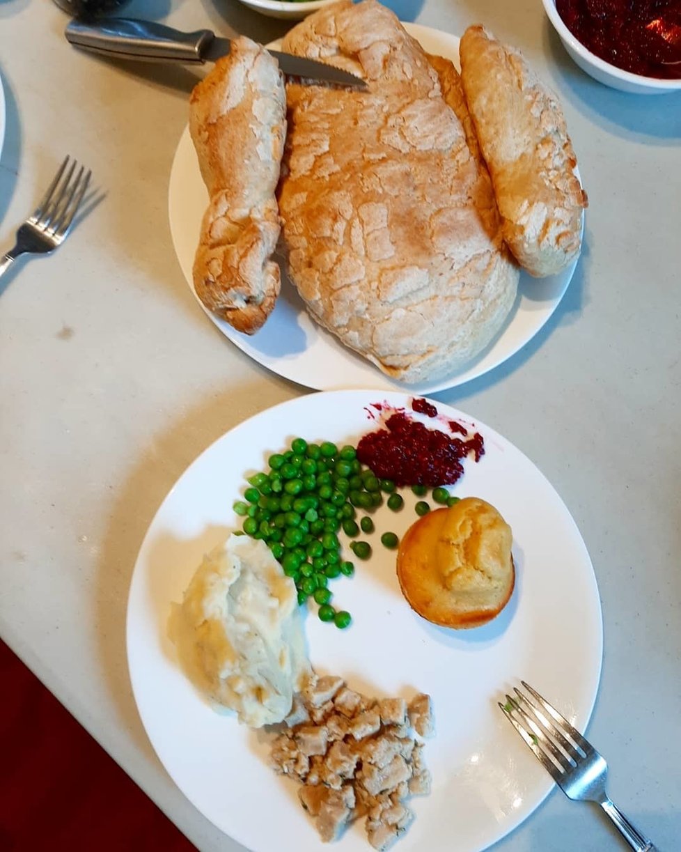 Nedávný Den díkůvzdání: krocan z chleba a k němu kuřecí.