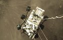 Pohled z plošiny na rover Perseverance před přistáním na Marsu