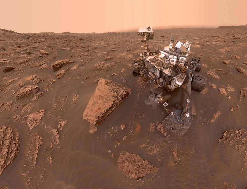 Autoportrét navigátoru NASA Curiosity Mars v kráteru Gale. 15.6. 2018