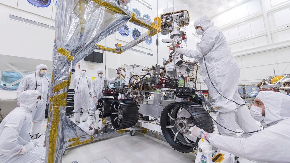 Rover Perseverance v laboratořích NASA.