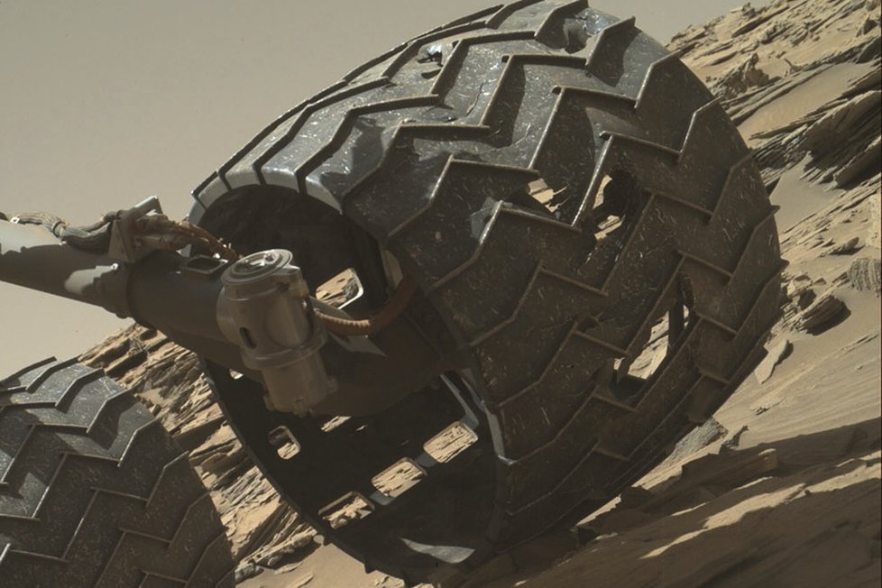 Díry v kole roveru Curiosity