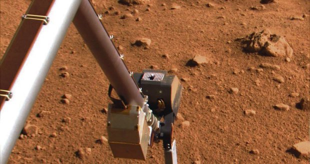 Robotické rameno sondy ve středu nabralo zmrzlý vzorek půdy z povrchu planety