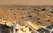 Pomocí panoramatických objektivů dokázal Pathfinder vyfotit povrch planety i s celou trasou vozítka Sojourner. Na snímku jsou vidět i části solárních panelů, které zásobují sondu energií.