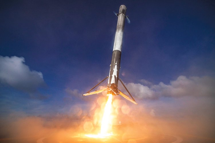 Již dnes má SpaceX raketu, která se po vynesení nákladu vrátí zpět na Zemi. První stupeň rakety Falcon 9 přistává na pevnině nebo na plovoucí plošině